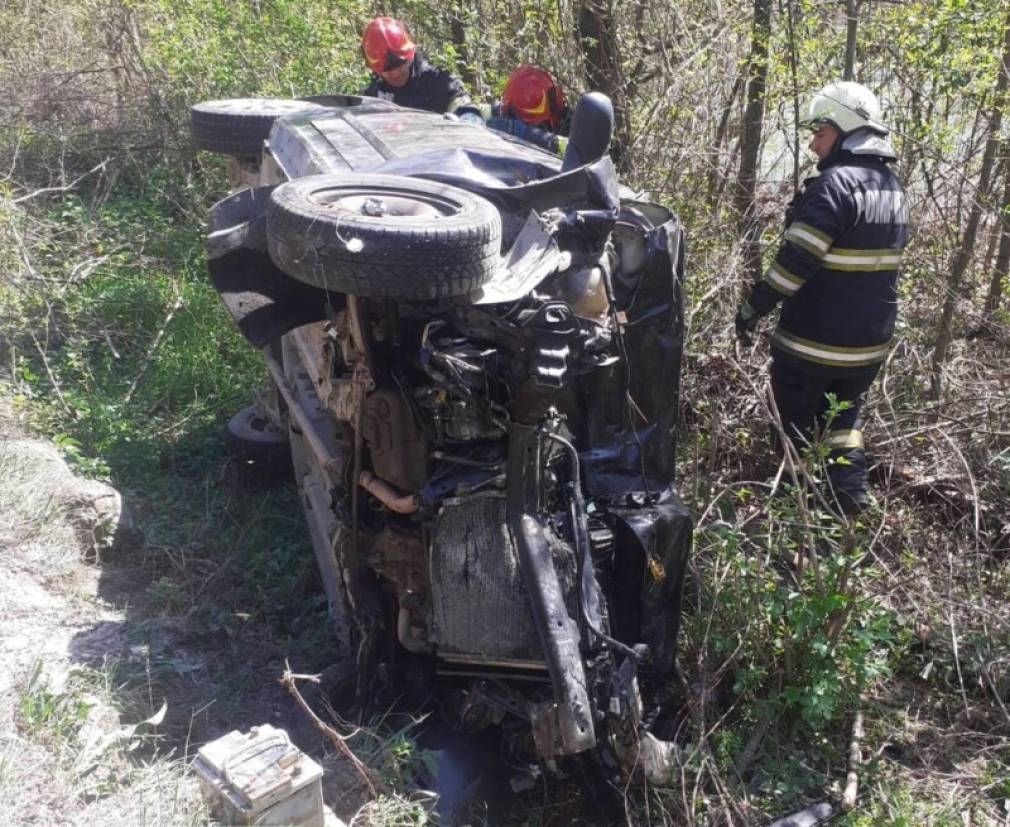 Femeie dusă la spital după un accident cu un camion