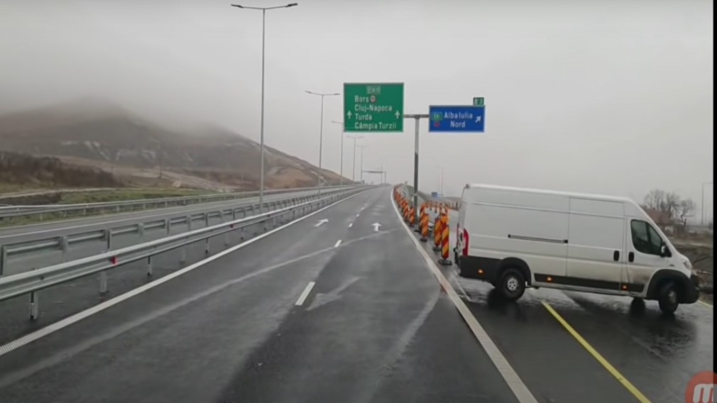 VIDEO Șoferul unei dubițe blochează complet ieșirea de pe Autostradă