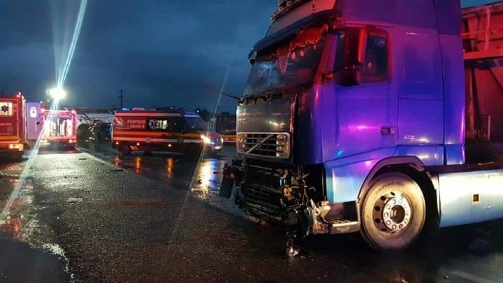 VIDEO. 13 răniți într-un accident în care au fost implicate un camion, un autobuz și un microbuz