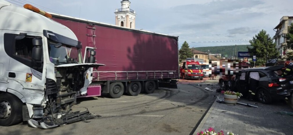 VIDEO. Cluj. Accident cu două mașini și un camion