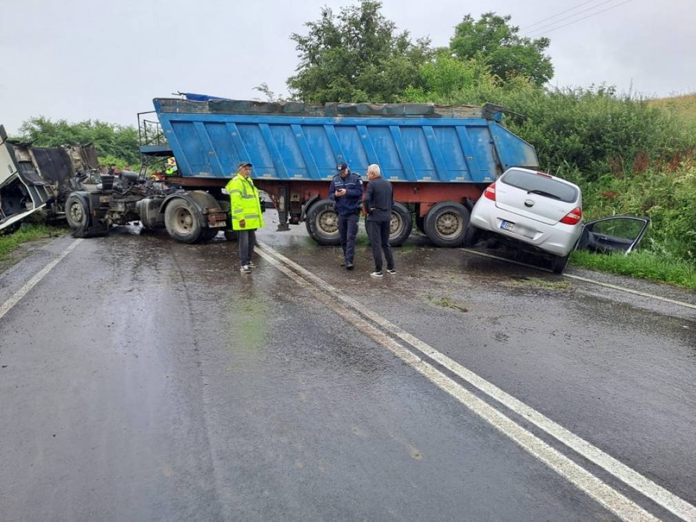 Trei răniți după un accident cu două camioane