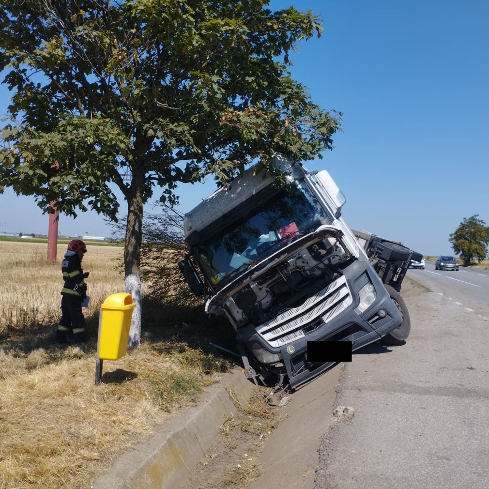 Un camion s-a răsturnat în Neamț