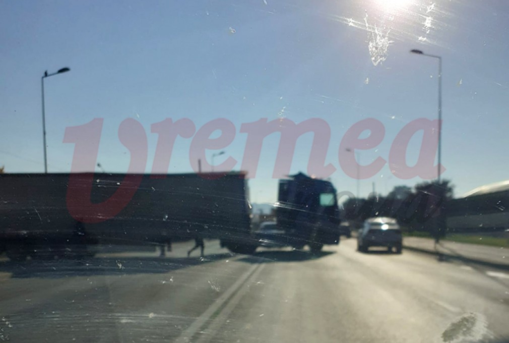 Un șofer de camion a blocat intrarea în Vaslui după ce i s-a dezlegat remorca