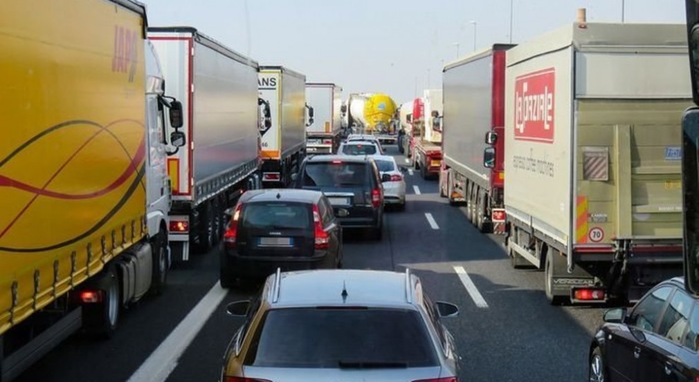 VIDEO: Cozi de camioane de 90 de kilometri la graniţa dintre Italia şi Austria
