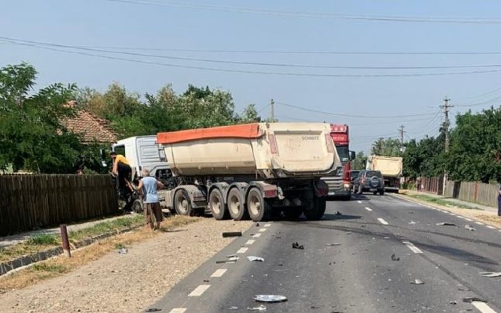 Autoturism spulberat de un camion la graniţa judeţelor Buzău şi Brăila