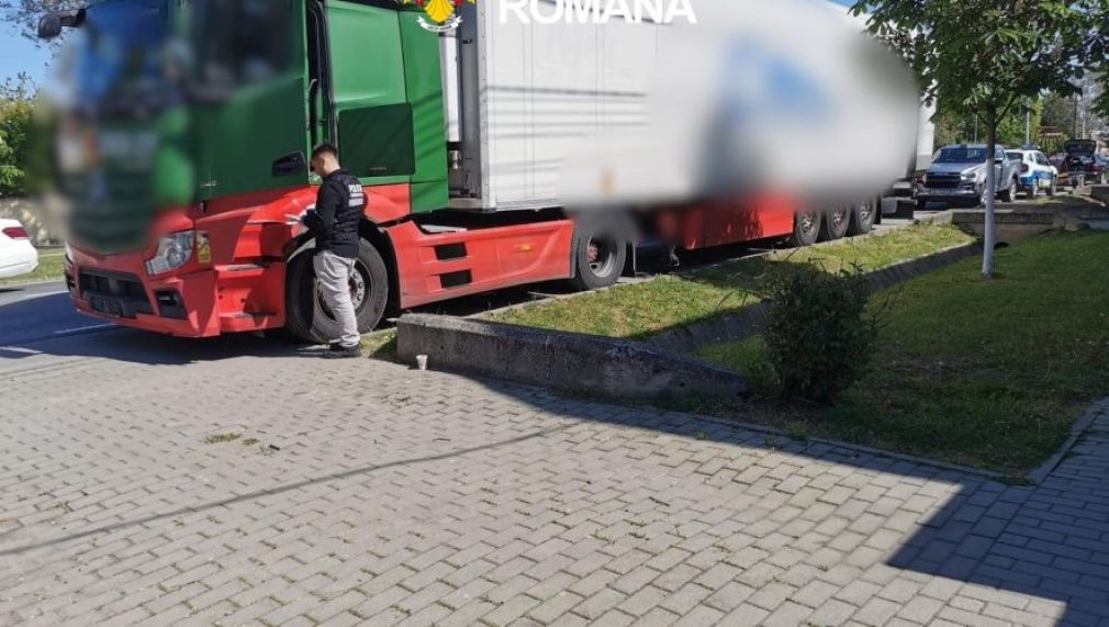 Camion încărcat cu țigări de contrabandă, în valoare de peste 1.000.000 euro