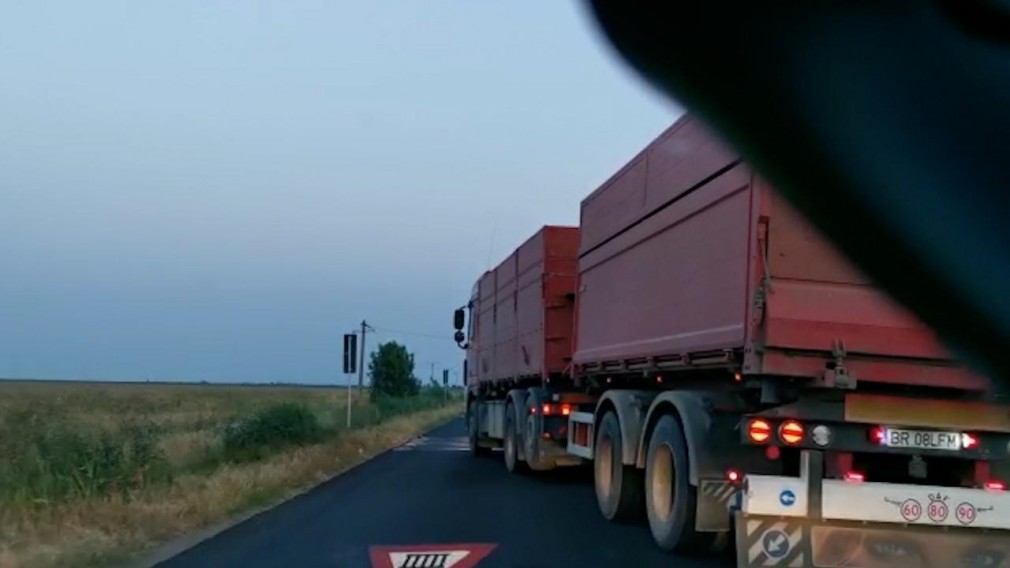 VIDEO Șofer de camion merge pe contrasens pentru a nu se lăsa depășit