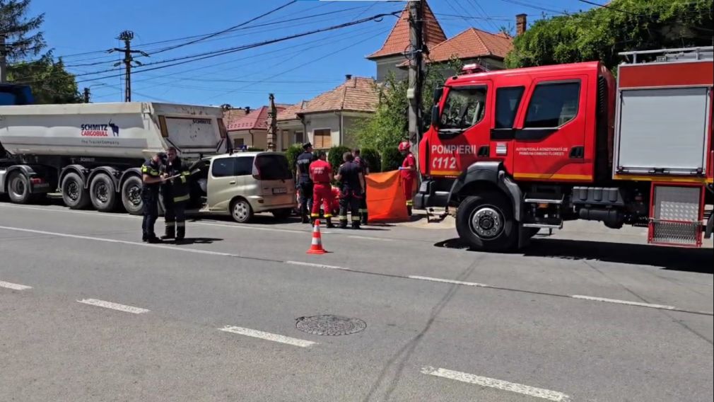 Un șofer a pierdut controlul și s-a aruncat într-un camion. A murit