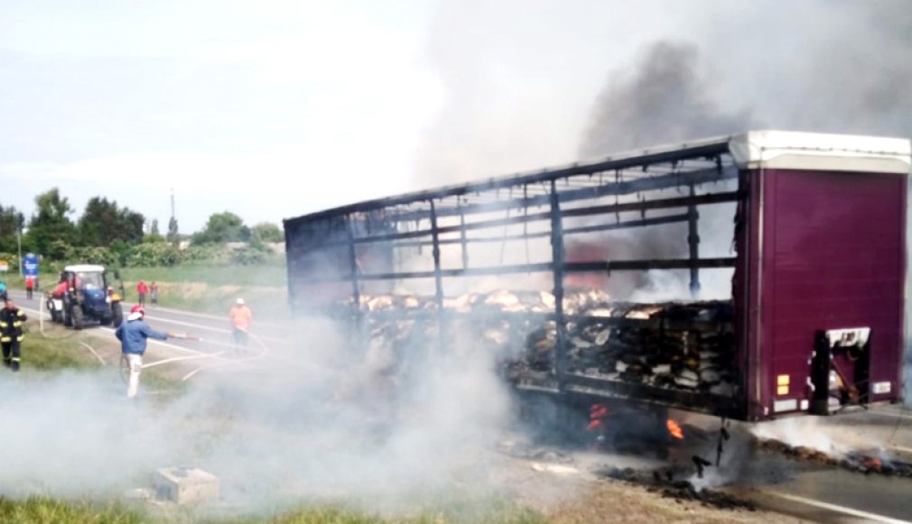Un camion încărcat cu pește a luat foc în Iași