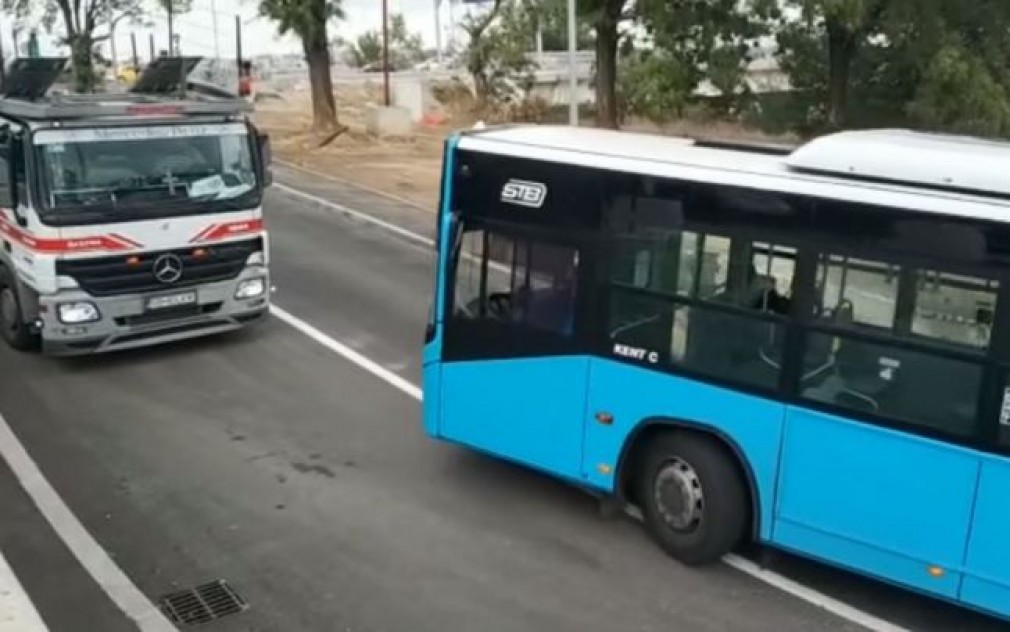 VIDEO. Un camion și un autobuz nu au loc în același timp pe Pasajul Ciurel care a costat 50 milioane euro