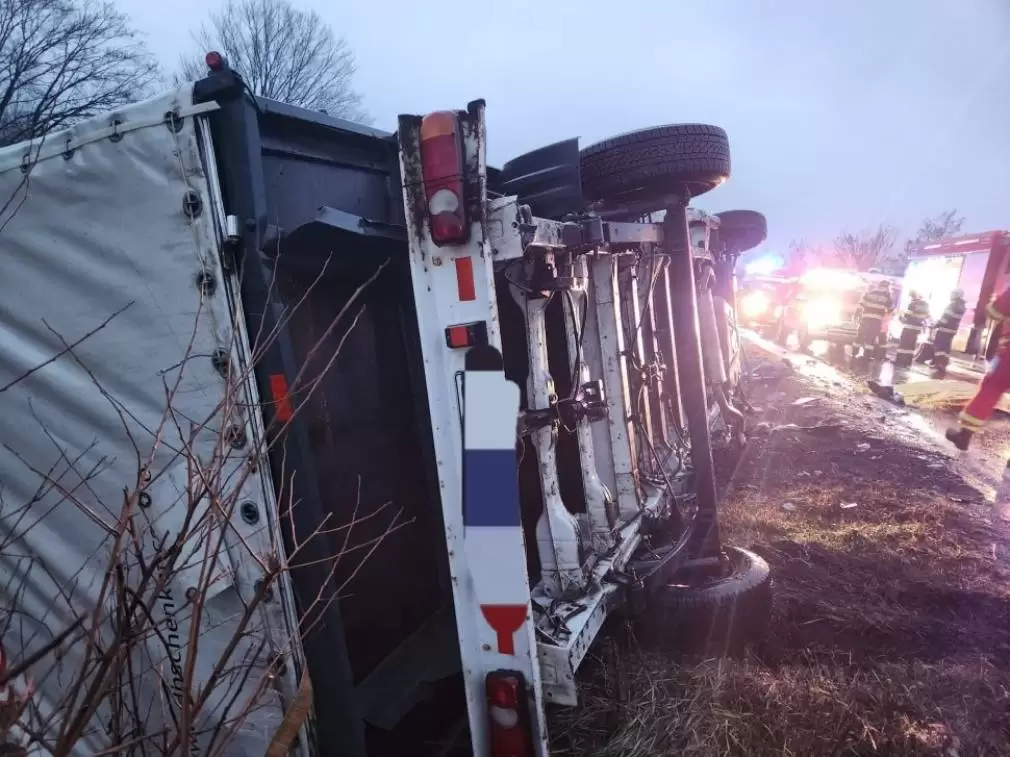 Timiș. Accident între un camion şi o dubă, soldat cu un mort