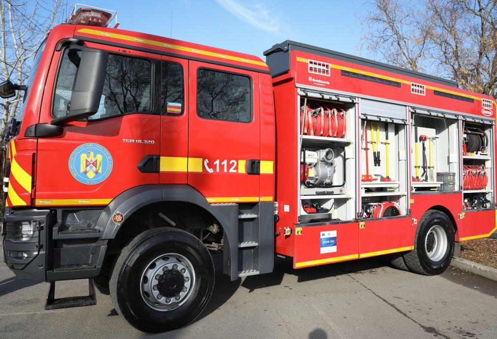 Un camion a fost mistuit de flăcări