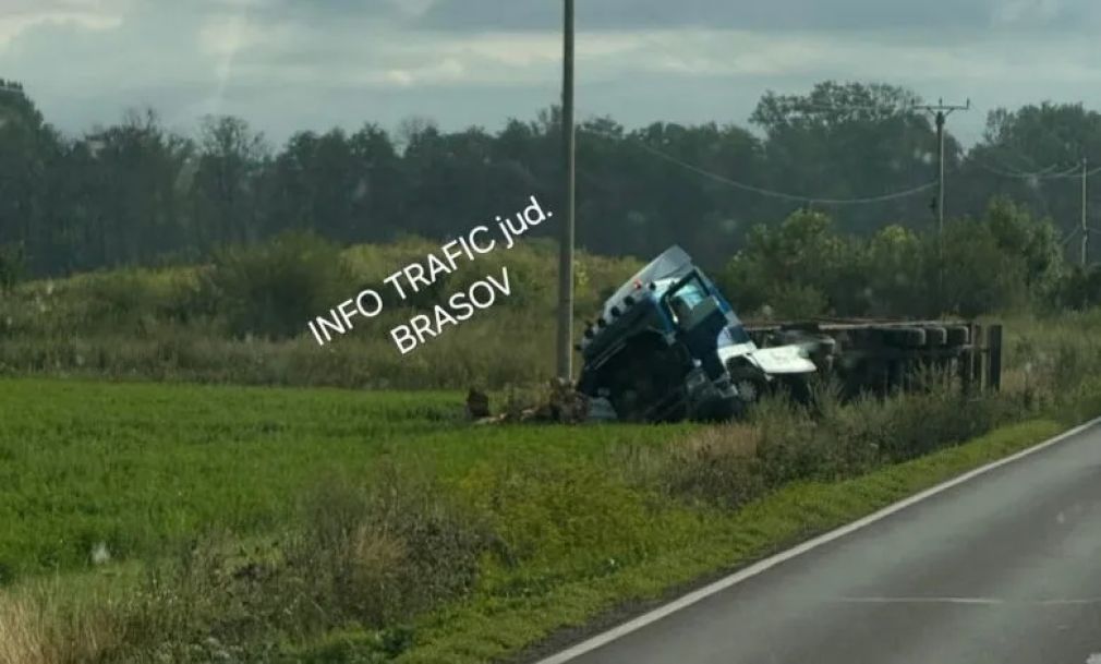 Un șofer a pierdut controlul și a ajuns cu camionul pe câmp