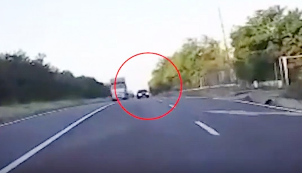 VIDEO. Șofer de BMW - depășire de infarct a unui camion, pe linie continuă