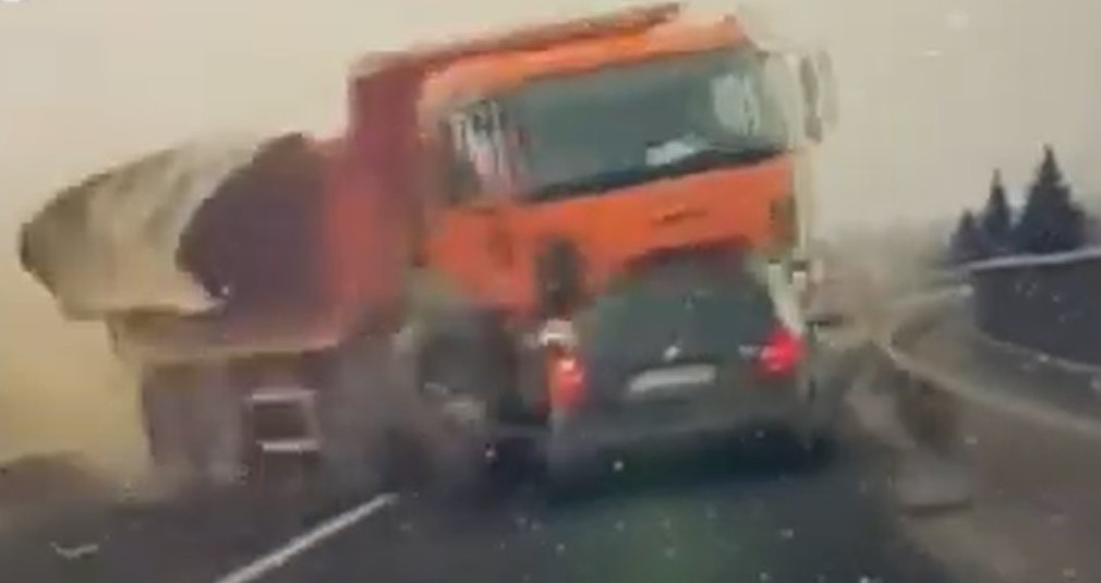 VIDEO Momentul în care un camion face 3 victime