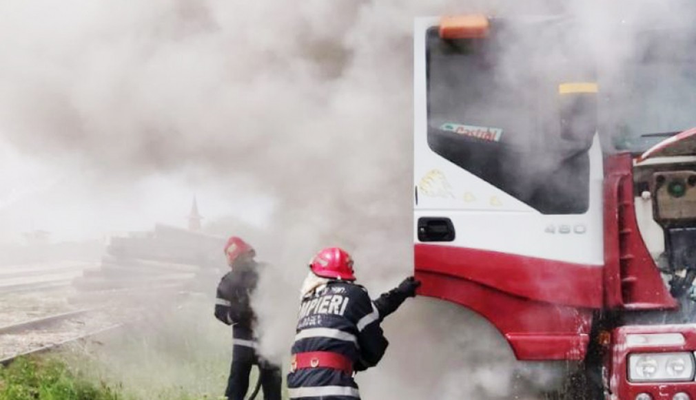 Buzău. Un camion încărcat cu cereale a loc foc