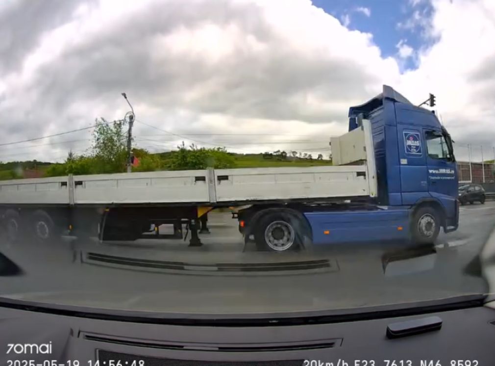 VIDEO Un șofer de camion trece pe roșu și îi ia fața altui șofer