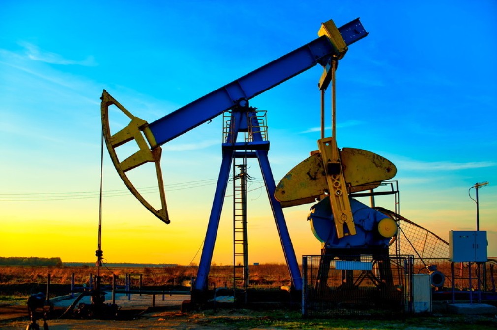 Preţurile petrolului au scăzut luni cu aproape 3%. Prețul la pompă rezistă