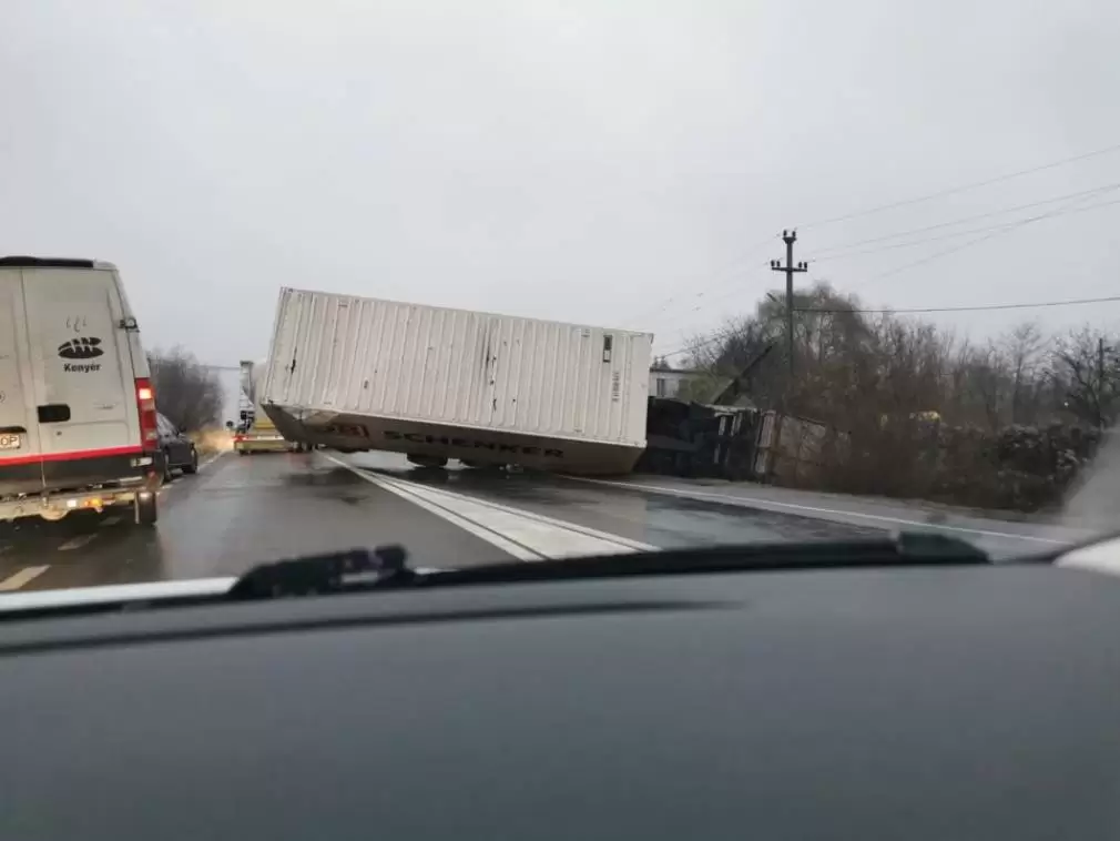 Accident cu două camioane: trei persoane încarcerate, una aruncată pe carosabil