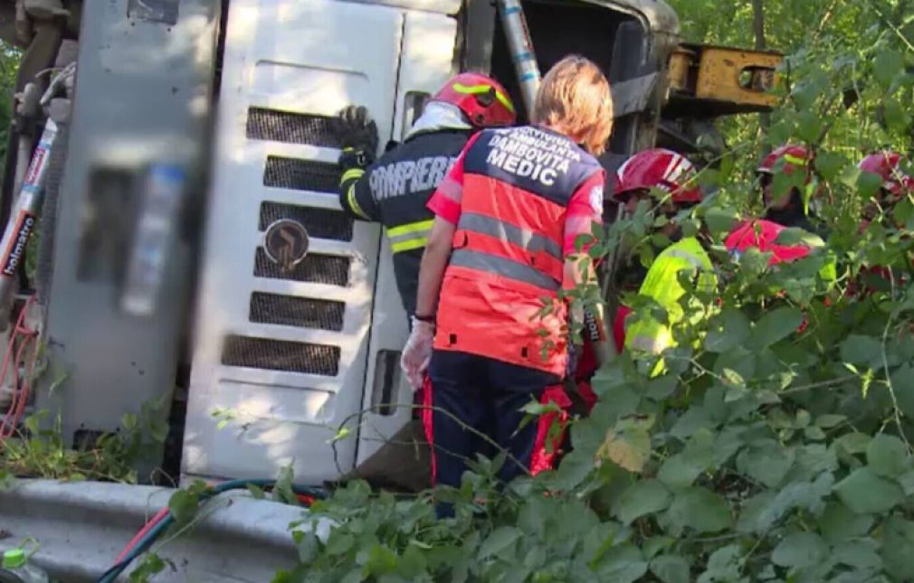 Bărbat prins sub camion, salvat în ultima clipă