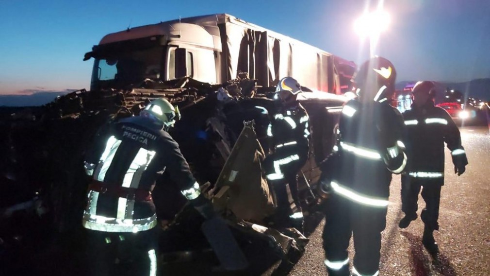 VIDEO Un microbuz a izbit un camion staționat pe Autostrada A1: un mort, 16 au fost răniți