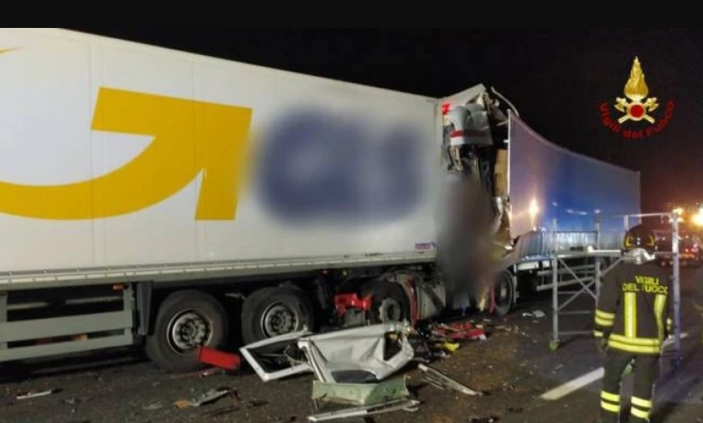 Șofer profesionist român, mort într-un carambol cu patru camioane