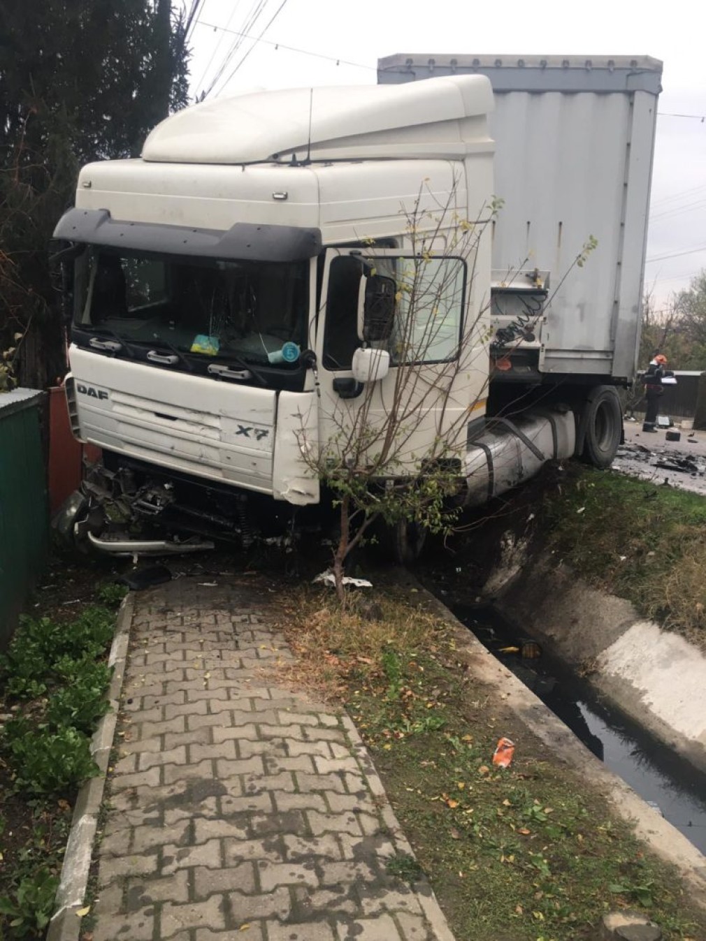 Un camion s-a înfipt într-un panou publicitar în Prahova
