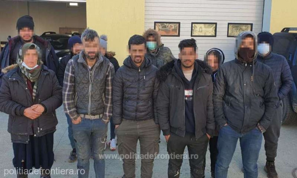 Zece migranţi din Siria care intenţionau să ajungă în Austria, depistaţi într-o autoutilitară pe Autostrada 1