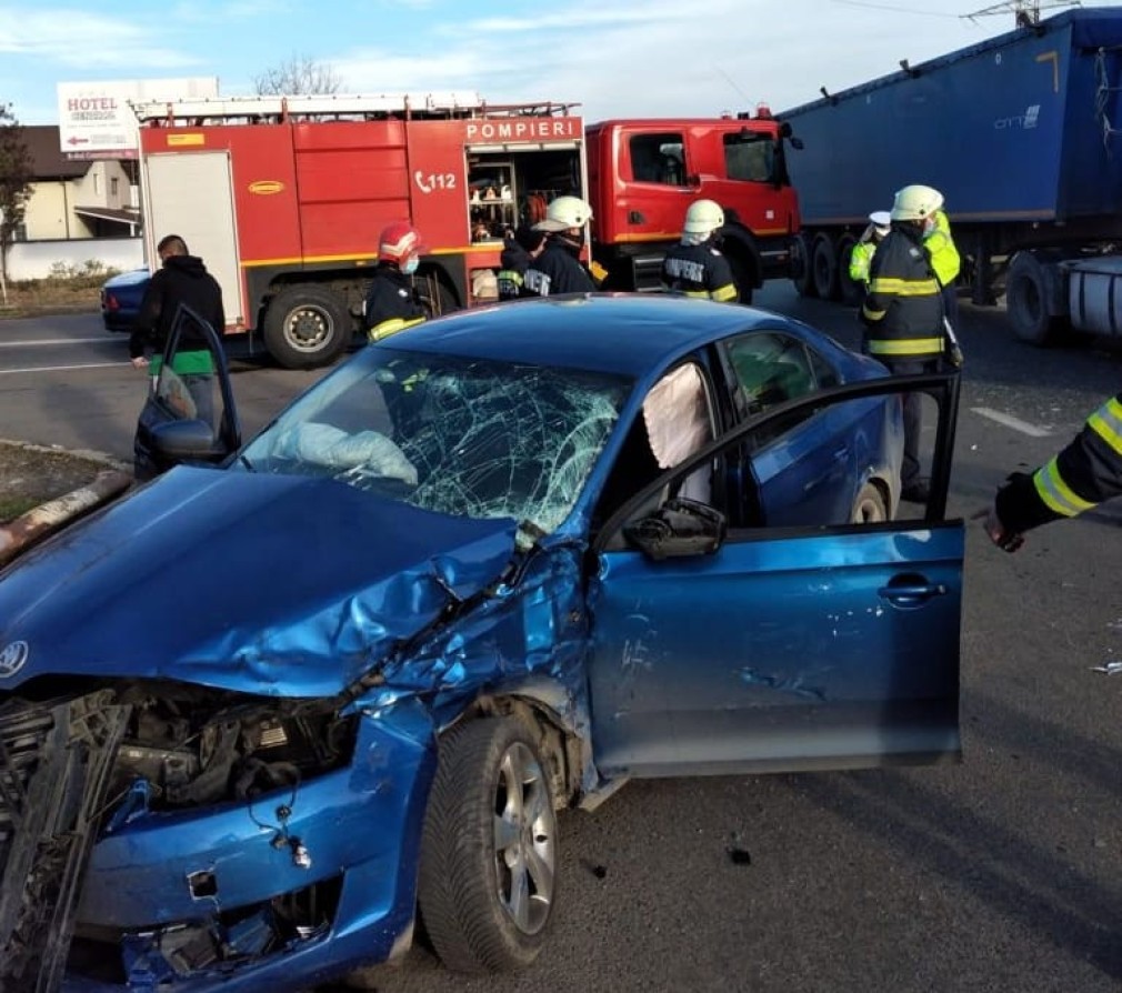 Accident între între un autoturism și un camion: patru persoane implicate