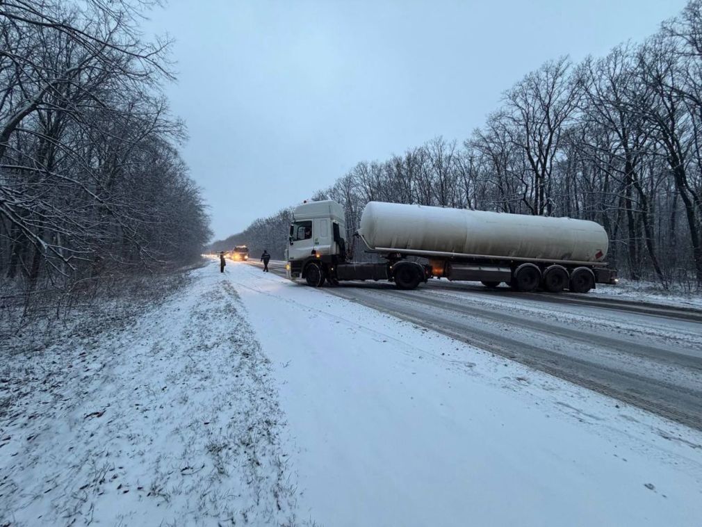 Mai multe mașini și camioane au derapat de pe carosabil din cauza condițiilor meteo