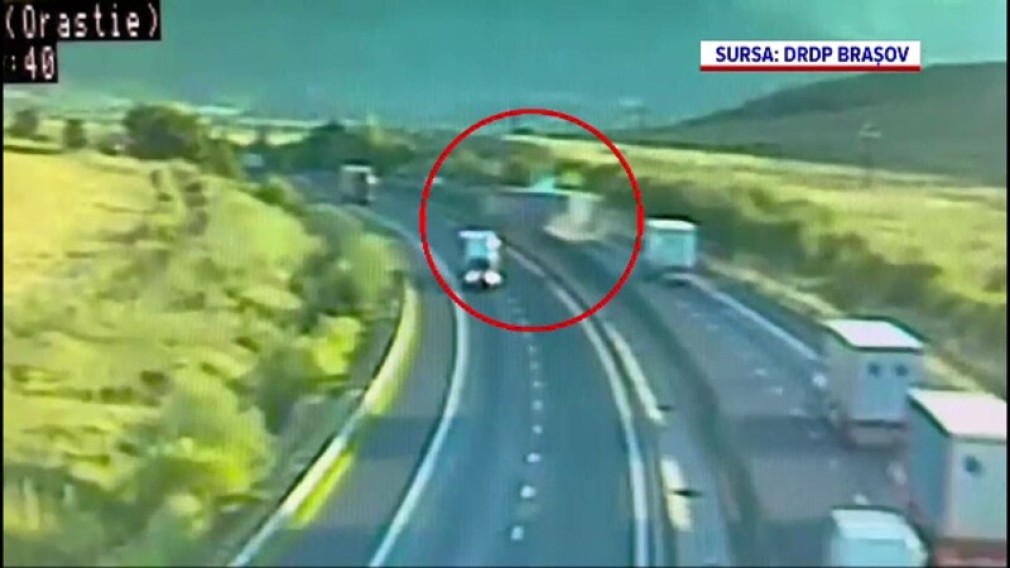VIDEO Roata unui camion a explodat. A fost proiectat în parapetul autostrăzii