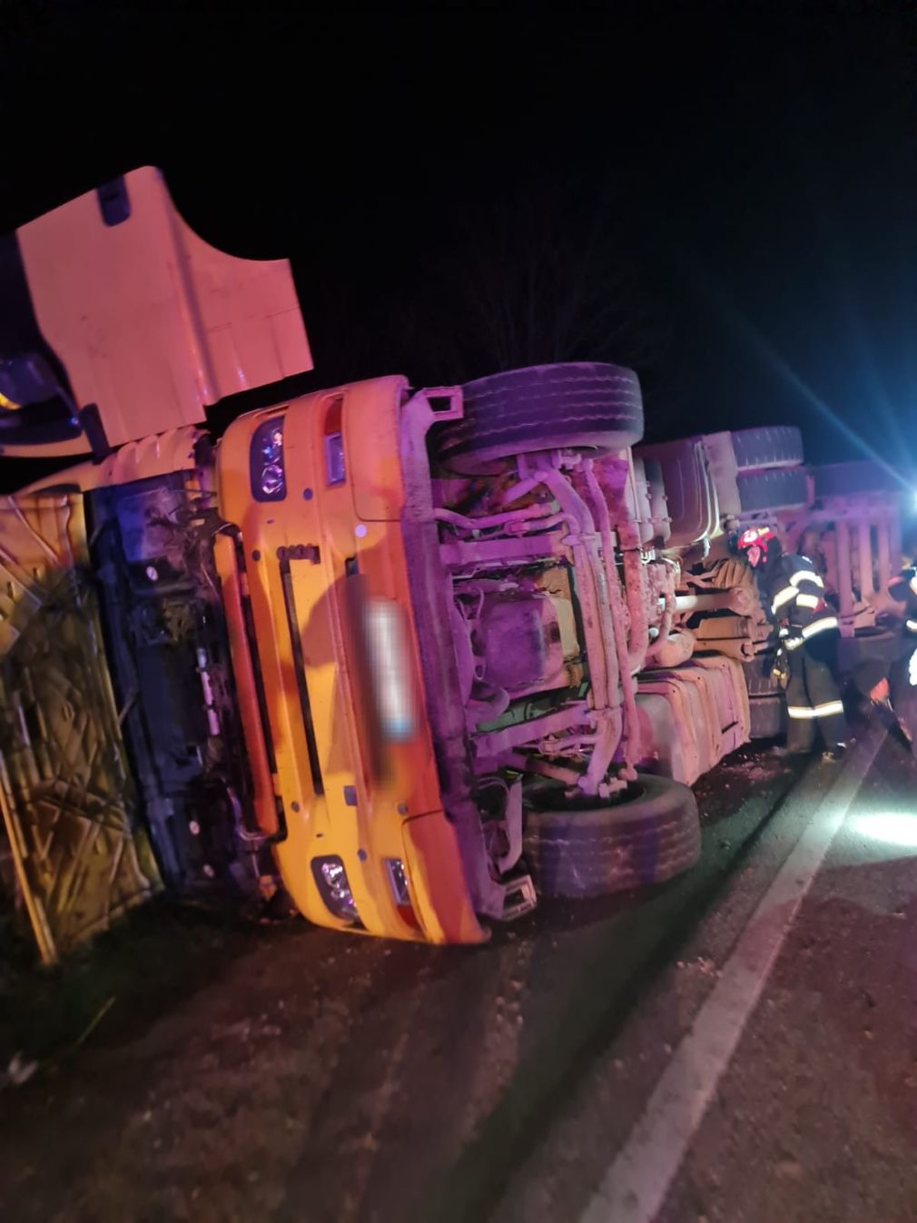 Un camion cu sfeclă e la pământ. Care să fie cauza?