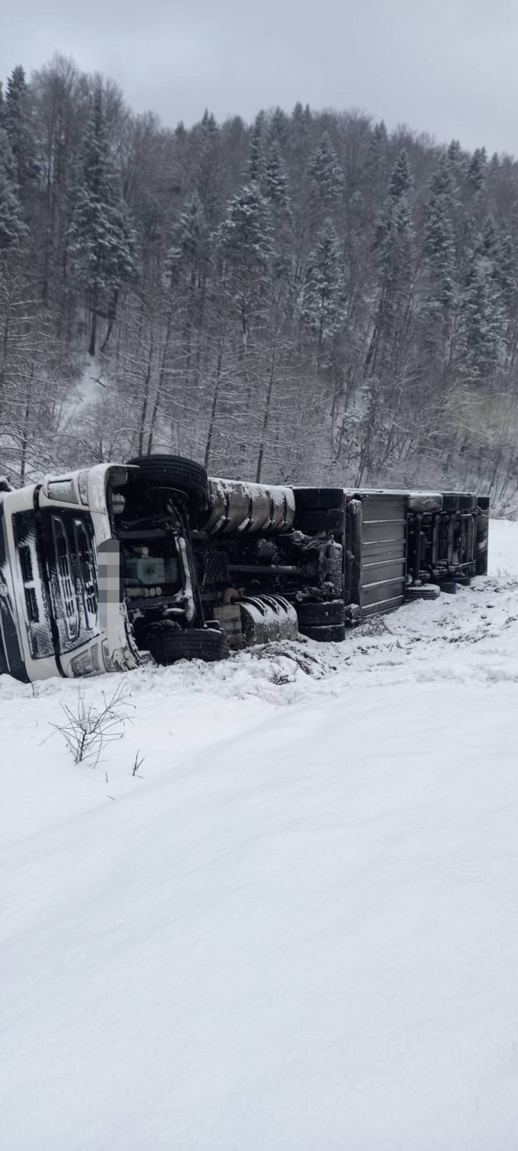 Un camion cu semiremorcă s-a răsturnat