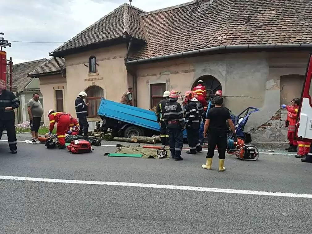 CAMION cu lemne a spulberat o casă