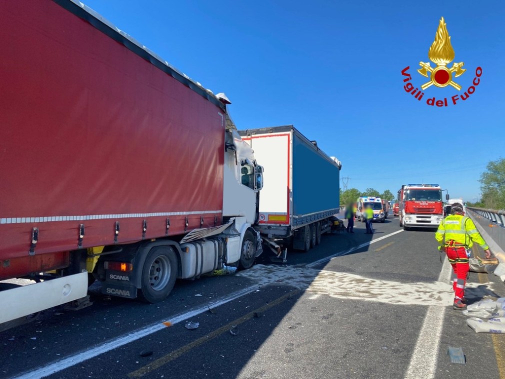 Șofer român de camion a murit în cabina zdrobită, după un accident în Italia