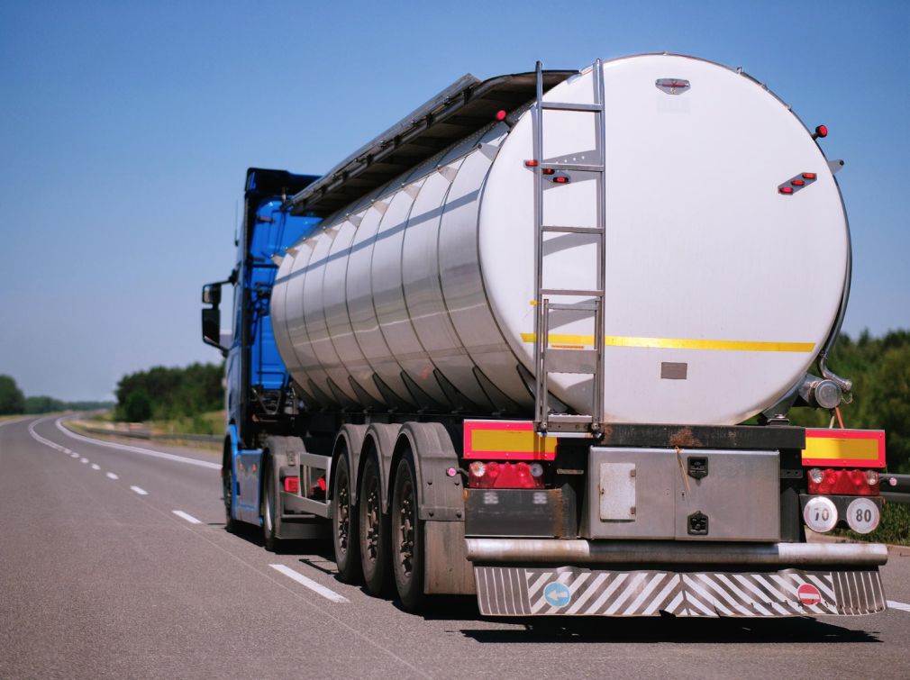 Kazahstanul reia exporturile de petrol spre România. Prețul la motorină va scădea