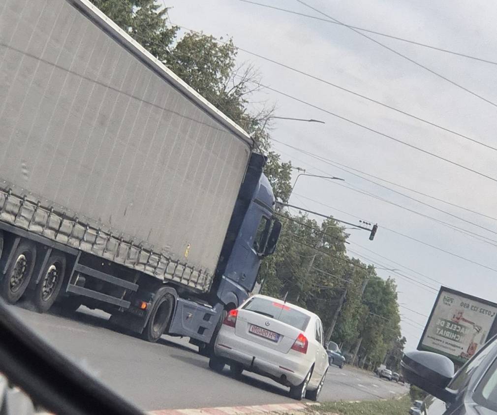 VIDEO Un camion a rupt liniile de tramvai