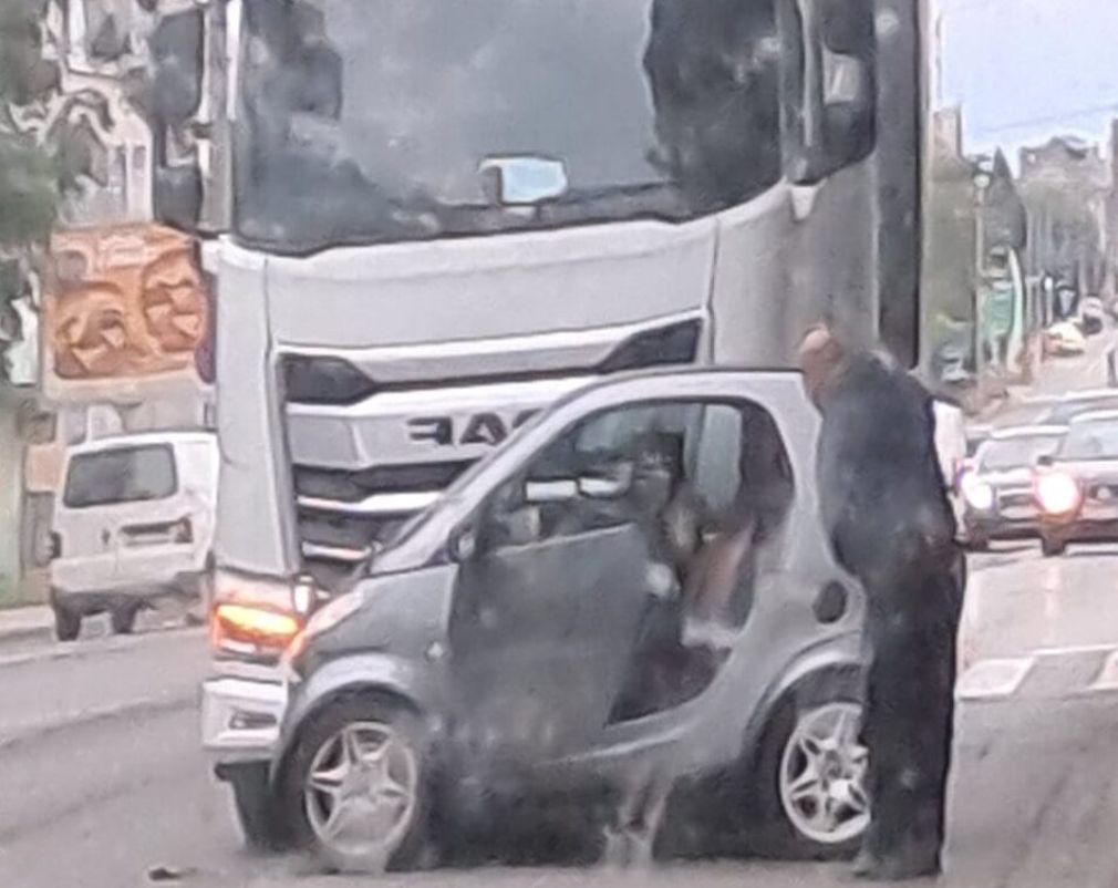 Un camion a lovit o mașină mică la Botoșani