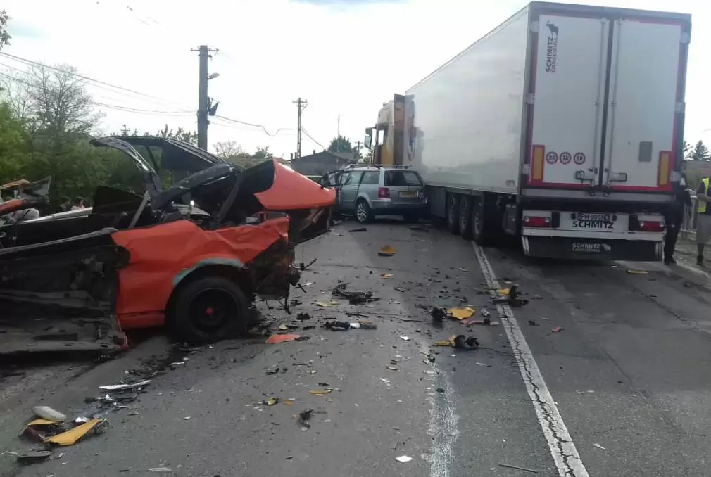 VIDEO. Accident cu un camion plin cu fier. Persoane încarcerate