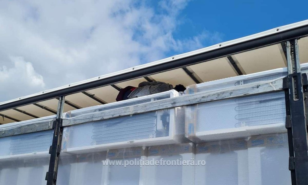 31 de cetăţeni străini depistați la Nădlac, ascunşi într-un camion cu frigidere
