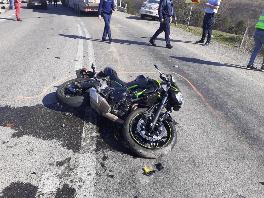O tânără motociclistă a decedat după ce a fost lovită de camion