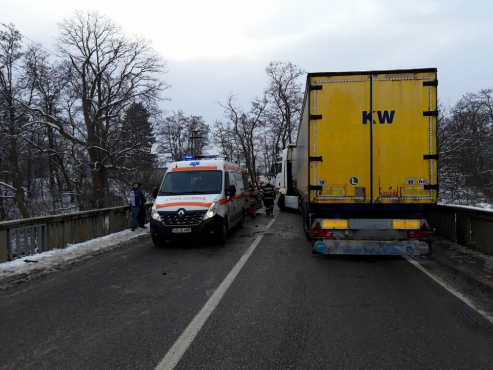 VIDEO. Trei răniți în Bucovina după o coliziune între un camion și un autoturism
