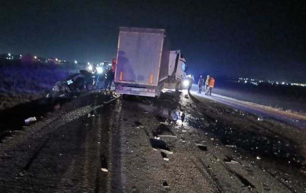 Șofer mort după ce a intrat cu autoturismul într-un camion