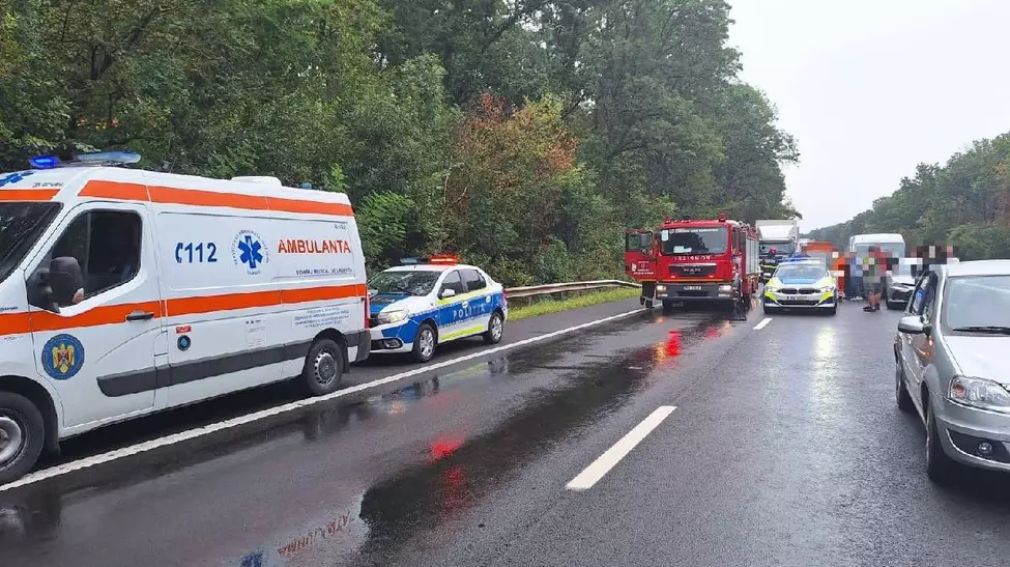 Tineri morți pe autostradă după ce au fost loviți de camion