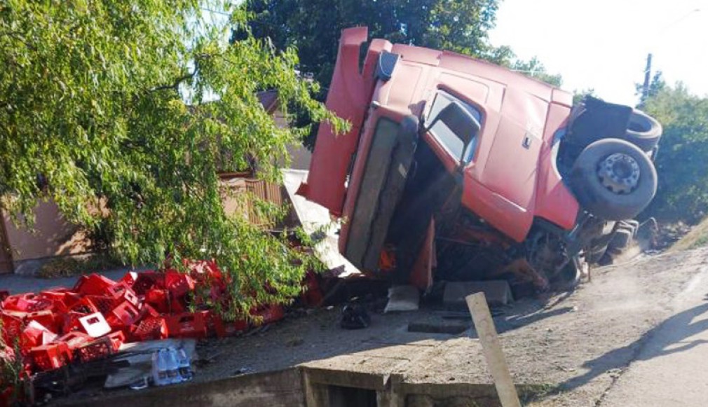 Un camion cu bere s-a răsturnat pe DN6, aproape de Timişoara