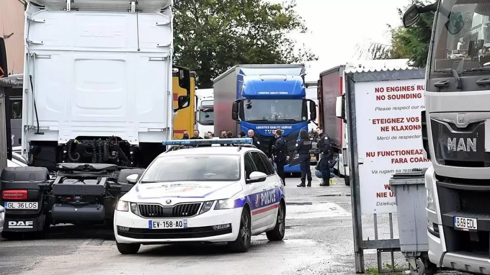 Franța. Șofer profesionist român, cu gâtul tăiat de un migrant pe care l-a prins când se urca în remorcă