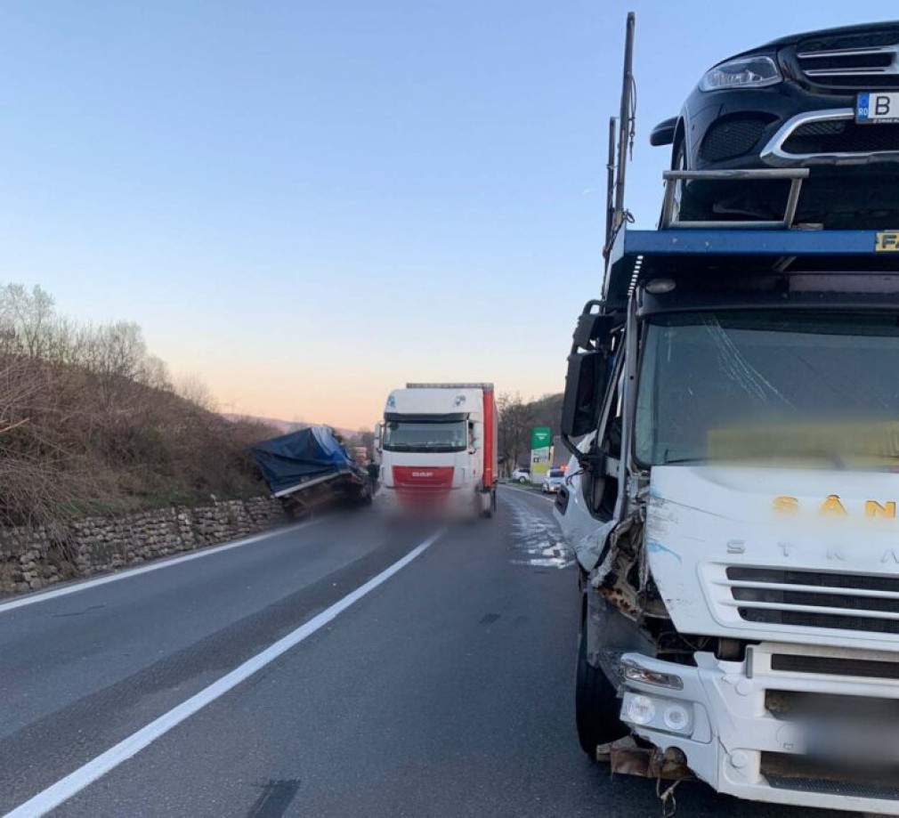 Accident între două camioane în Vâlcea. Traficul a fost blocat