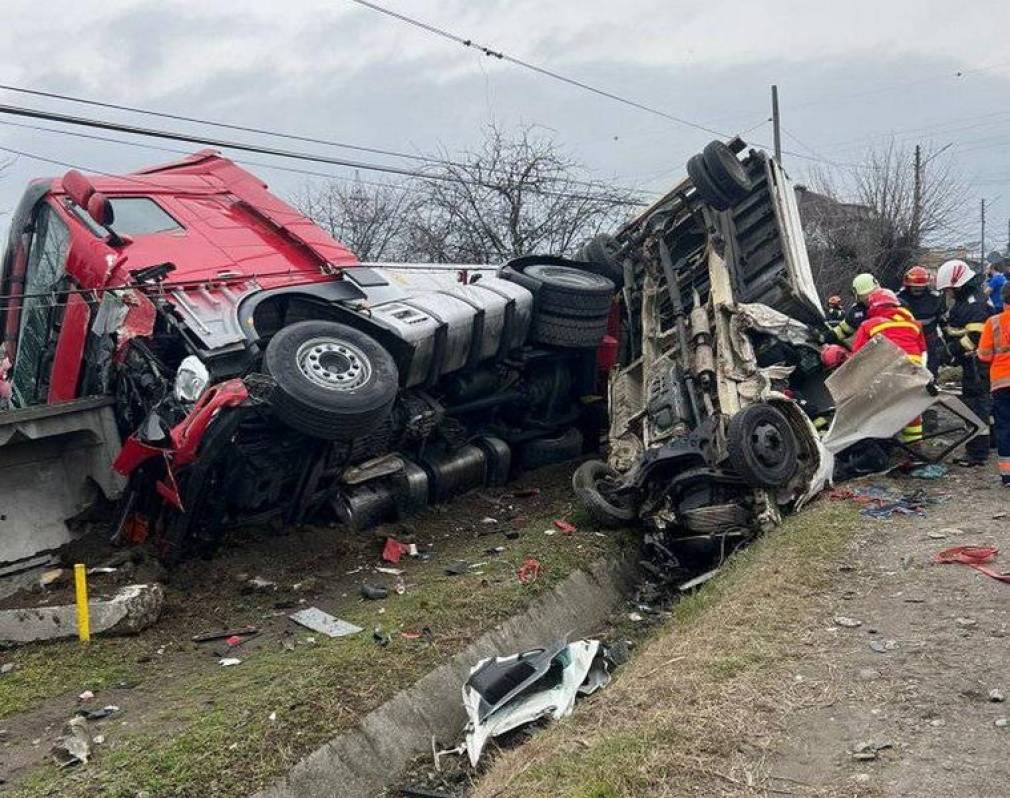 O cisternă cu sodă caustică răsturnată peste un gard, o utilitară în șanț