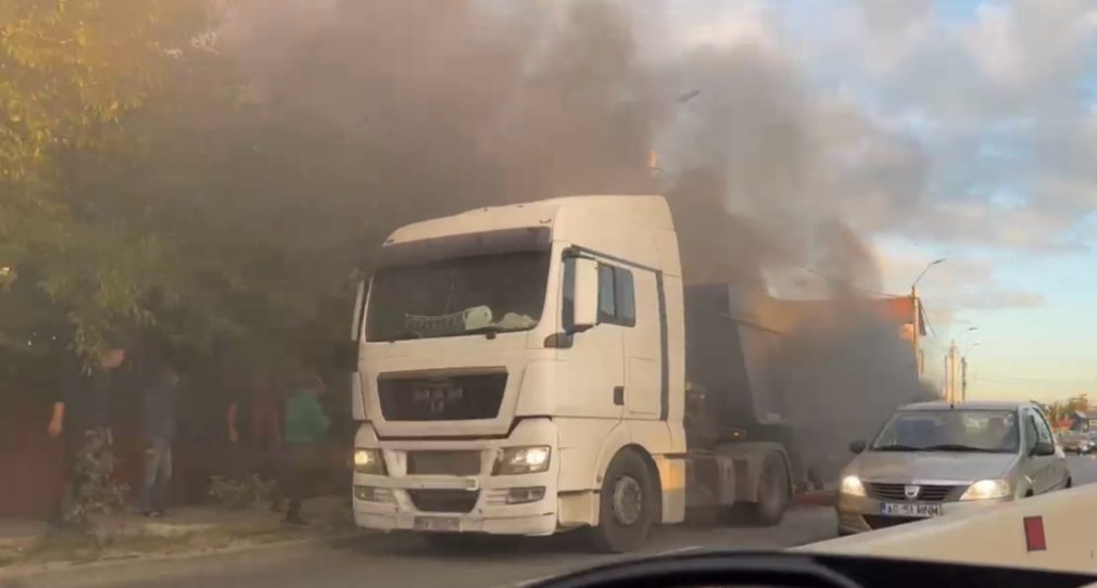 Camion în flăcări după ce o anvelopă s-a aprins
