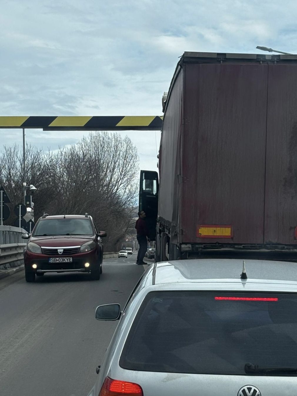 Camion blocat. Nu a respectat înălțimea permisă